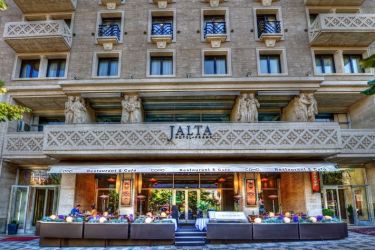 jalta exterior.jpg