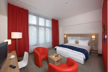 Park Inn_Room Standard_king-size bed.JPG